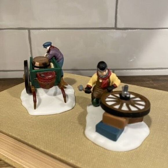 Department 56 C. Bradford, Wheelwright & Son Figurines Accessory #5818-1 - Picture 4 of 10